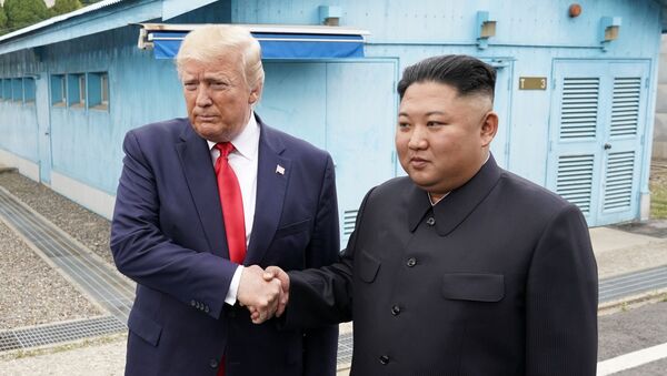 Presidente americano Donald Trump e o líder norte-coreano Kim Jong-un na zona desmilitarizada da Coreia, em 30 de junho de 2019 - Sputnik Brasil