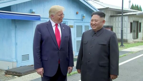 Presidente americano Donald Trump e o líder norte-coreano Kim Jong-un na zona desmilitarizada da Coreia, 30 de junho de 2019 - Sputnik Brasil