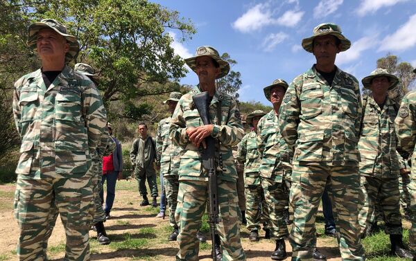 Oficiais das milícias prestam apoio para treinar a população civil a se preparar em caso de guerra - Sputnik Brasil