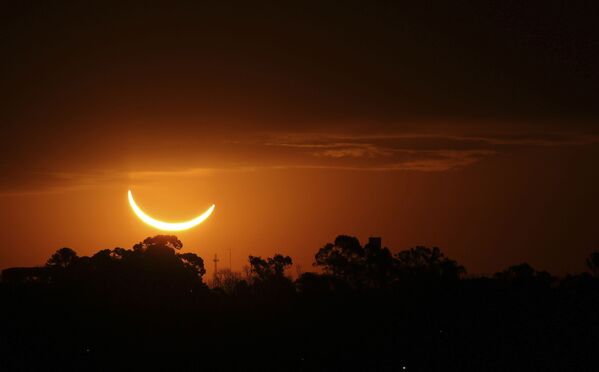 Lua passando em frente ao Sol durante eclipse solar total em Buenos Aires, Argentina, 2 de julho de 2019 - Sputnik Brasil