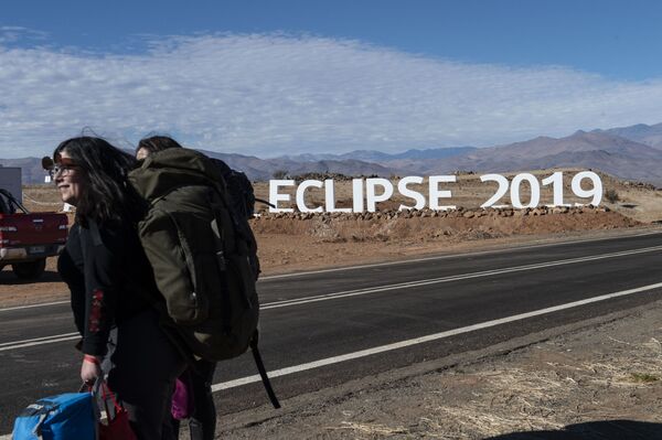 Turistas em acampamento astronômico para observar o eclipse solar no deserto de Atacama, no Chile, 1 de julho de 2019 - Sputnik Brasil