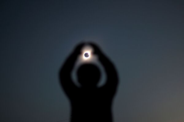 Pessoa observando o eclipse solar em Incahuasi, no Chile, em 2 de julho de 2019 - Sputnik Brasil