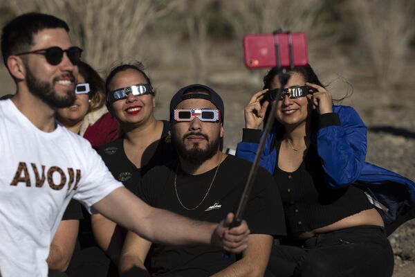 Pessoas posam para selfie enquanto assistem ao eclipse solar a partir de Puclaro, região chilena de Coquimbo, 2 de julho de 2019 - Sputnik Brasil