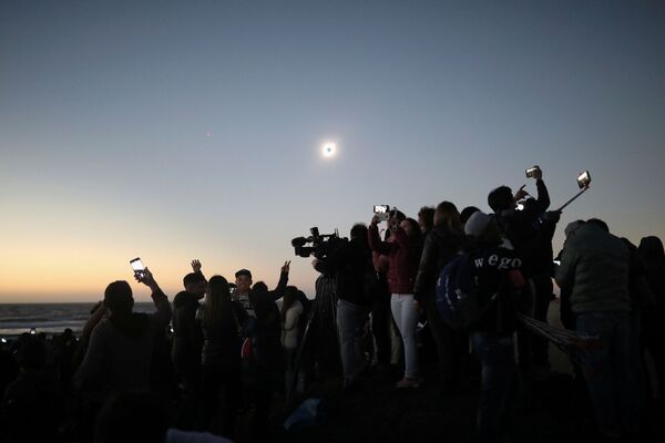 Pessoas assistindo ao eclipse solar em La Serena, Chile, 2 de julho de 2019 - Sputnik Brasil