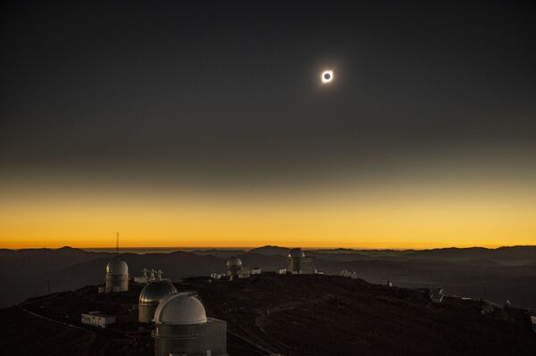Eclipse solar visto do Observatório Europeu do Sul (ESO) na região chilena de Coquimbo, em 02 de julho de 2019 - Sputnik Brasil