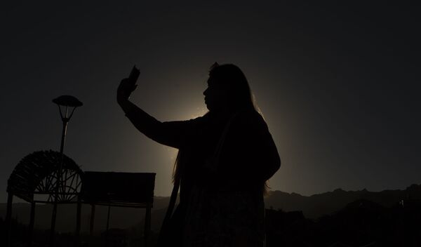 Mulher faz selfie em complexo astronômico, onde as pessoas se reuniram para assistir ao eclipse solar em La Paz, na Bolívia, 2 de julho de 2019 - Sputnik Brasil