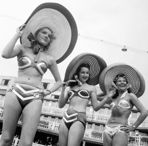 Modelos durante apresentação de biquínis em Paris, na França, em 8 de junho de 1951 - Sputnik Brasil