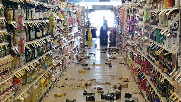 Produtos jogados no chão em decorrência de terremoto que atingiu supermercado em Lago Isabella, Califórnia - Sputnik Brasil