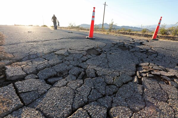 Estrada não consegue suportar abalos sísmicos e deixa à vista rachaduras - Sputnik Brasil