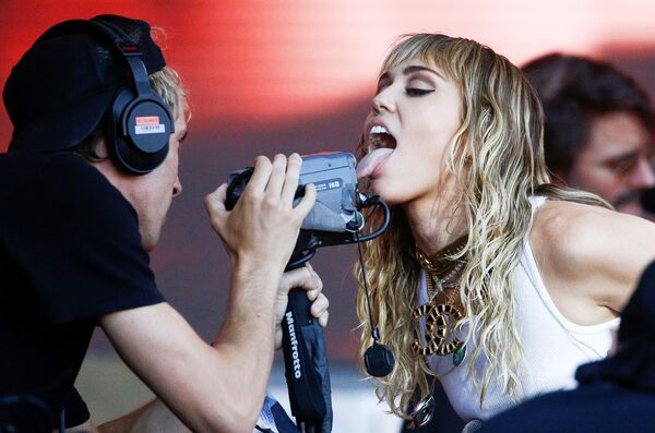 Cantora americana Miley Cyrus se apresenta durante o Glastonbury Festival, em Somerset, Grã-Bretanha, em 30 de junho de 2019 - Sputnik Brasil
