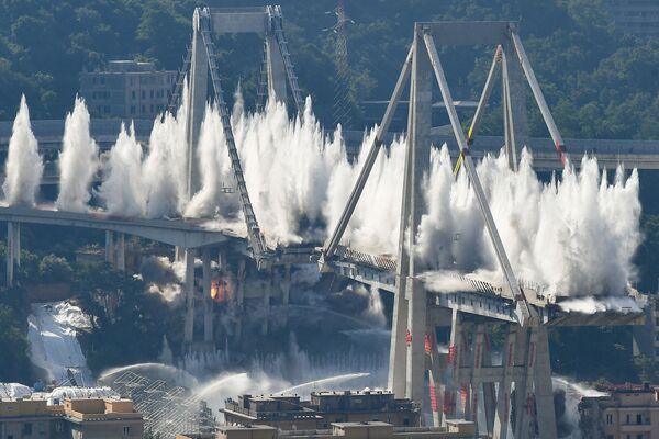 Explosivos são detonados para fazer implodir a ponte Morandi em Gênova, Itália - Sputnik Brasil