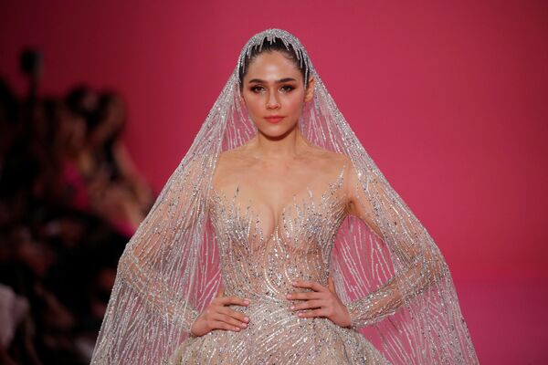 Atriz Araya A. Hargate usando vestido de noiva durante desfile de moda Paris Fashion Week - Sputnik Brasil
