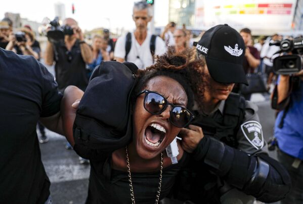 Policial israelense detém manifestante durante desfiles contra a brutalidade policial em Tel Aviv, Israel - Sputnik Brasil