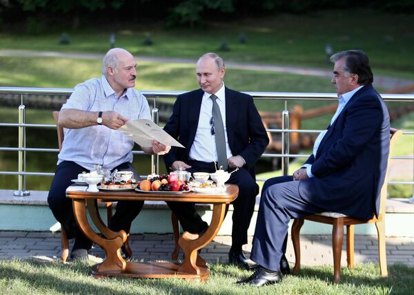 Presidente russo Vladimir Putin, junto com o presidente do Tajiquistão, Emomali Rahmon, durante reunião informal em uma residência em Minsk, Bielorrússia - Sputnik Brasil