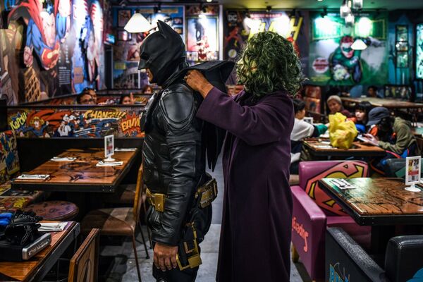 Cosplayers usando trajes de Batman e Coringa para a comemoração do 80º aniversário do Batman, na Malásia - Sputnik Brasil