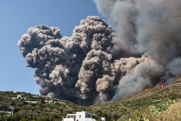 Erupção do vulcão Stromboli, na Itália - Sputnik Brasil