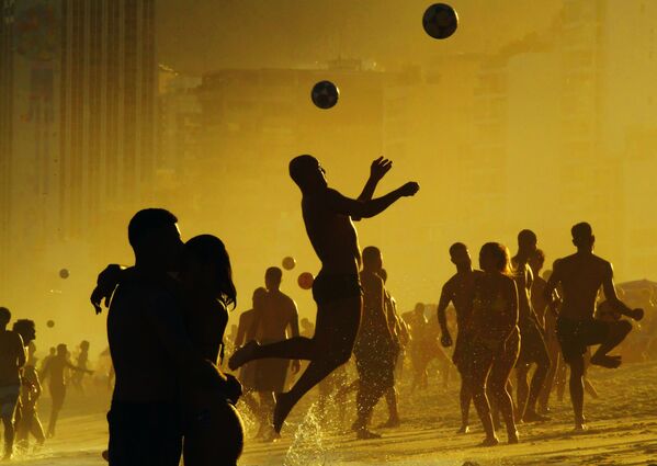 Turistas jogam futebol na praia de Ipanema durante Copa América 2019, no Rio de Janeiro, Brasil - Sputnik Brasil