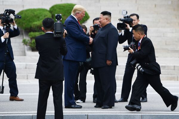 Presidente dos EUA, Donald Trump, e líder da Coreia do Norte, Kim Jong-un, durante reunião na província de Panmunjom, na Coreia do Sul - Sputnik Brasil