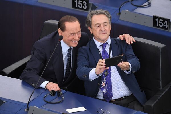 Ex-premiê italiano Silvio Berlusconi tira selfies com o político espanhol Hermann Tertsch, em Estrasburgo, na França - Sputnik Brasil