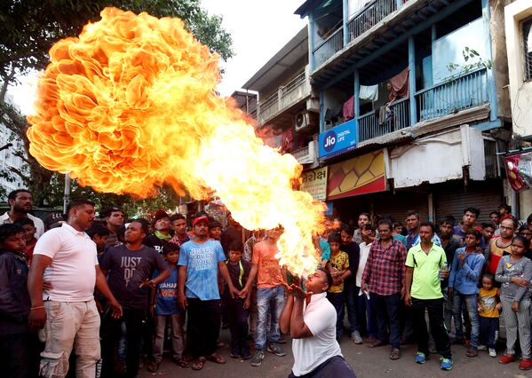 Engolidor de fogo no festival hindu anual de Ratha Yatra, em Ahmedabad, na Índia - Sputnik Brasil