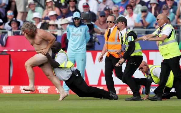 Agentes de segurança tentam prender homem nu correndo pelo campo durante partida de críquete entre Inglaterra e Nova Zelândia - Sputnik Brasil