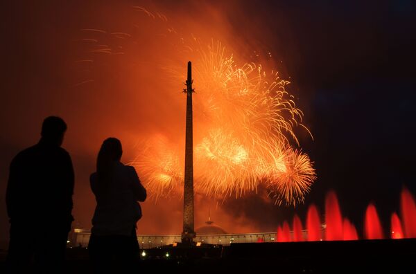 Fogo-de-artifício festivo em homenagem ao 75º aniversário da libertação de Minsk dos invasores nazistas, em Moscou, Rússia. - Sputnik Brasil