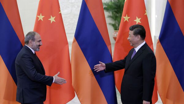 O presidente da China, Xi Jinping, em encontro com o primeiro-ministro da Armênia, Nikol Pashnyan, em Pequim. - Sputnik Brasil