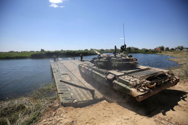 Tanque T-90A entra em ponte móvel em manobra no polígono militar Prudboi, no Distrito Militar Sul, região de Volgogrado - Sputnik Brasil