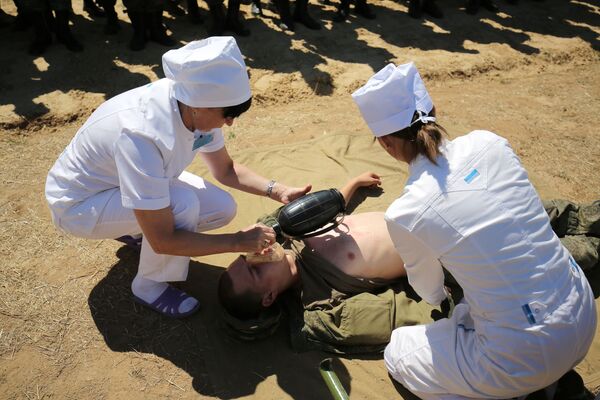 Duas enfermeiras treinam prestação de primeiros-socorros, em exercício de simulação no polígono militar Prudboi, no Distrito Militar Sul, região de Volgogrado  - Sputnik Brasil