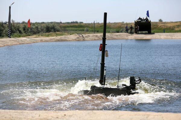 Tanque T-90A supera obstáculo aquático com uma profundidade de cinco metros durante demonstração no polígono militar Prudboi, no Distrito Militar Sul, região de Volgogrado  - Sputnik Brasil