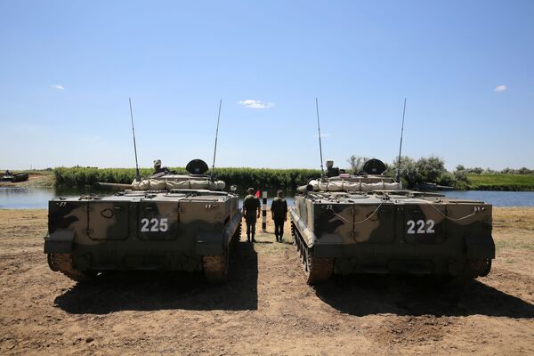 Veículos blindados de transporte de tropas BMP-3 realizam manobras no rio Karpovka durante demonstração no polígono militar Prudboi, no Distrito Militar Sul, região de Volgogrado  - Sputnik Brasil