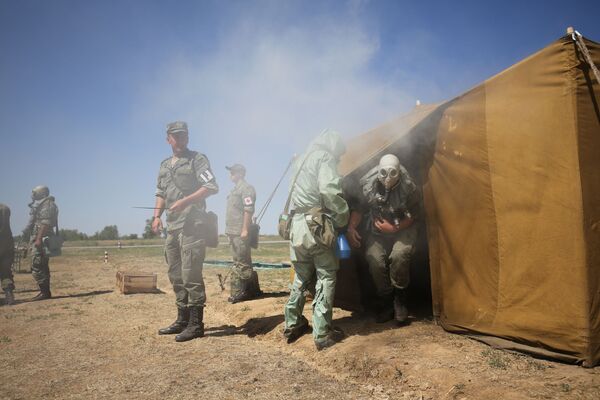 Militares testam máscaras, em tendas com gás, durante exercício de simulação no polígono militar Prudboi, no Distrito Militar Sul, região de Volgogrado  - Sputnik Brasil