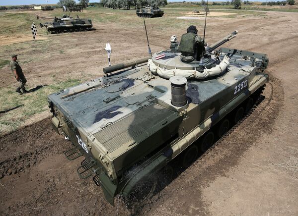 Veículos blindados de transporte de tropas BMP-3 realizam manobras táticas no rio Karpovka durante demonstração no polígono militar Prudboi do Distrito Militar Sul, região de Volgogrado 
 - Sputnik Brasil