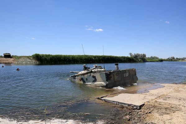 Veículo blindado de transporte de tropas BMP-3 entra na água durante demonstração no polígono militar Prudboi, no Distrito Militar Sul, região de Volgogrado - Sputnik Brasil
