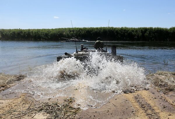 Veículos blindados de transporte de tropas BMP-3 entram na água durante demonstração no polígono militar Prudboi, no Distrito Militar Sul, região de Volgogrado - Sputnik Brasil