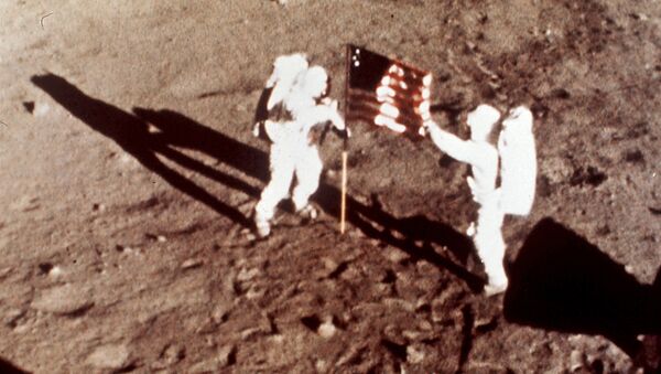 Astronautas da missão Apollo 11, Neil Armstrong e Edwin E. Aldrin, os primeiros homens a pisarem na lua, fincam bandeira dos EUA na superfície lunar, em 20 de julho de 1969 - Sputnik Brasil