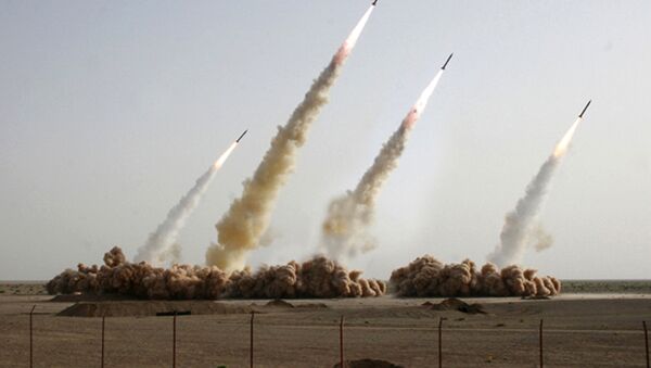 Imagem alterada digitalmente mostra lançamento de quatro mísseis em algum local não revelado no deserto iraniano (foto de arquivo) - Sputnik Brasil