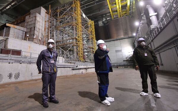 Funcionários dentro do novo sarcófago da usina nuclear de Chernobyl, na Ucrânia - Sputnik Brasil