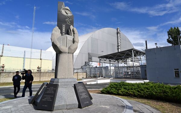 Monumento perto do novo sarcófago da usina nuclear de Chernobyl, na Ucrânia, criado pela construtora francesa Novarka - Sputnik Brasil