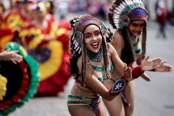 Participantes do Carnaval Tropical em Paris - Sputnik Brasil