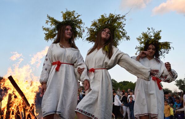 Moças durante a festa tradicional de Ivan Kupala (Ucrânia)  - Sputnik Brasil