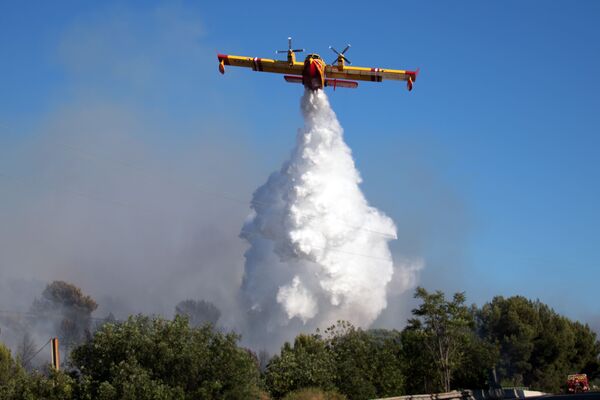 Aeronave de combate a incêndios descarrega água em um fogo perto da cidade de Vitrolles (França)
 - Sputnik Brasil