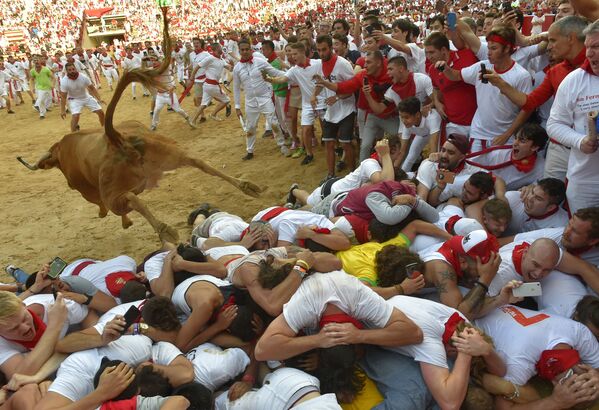 Corrida de touros durante as Festas de São Firmino na cidade espanhola de Pamplona - Sputnik Brasil