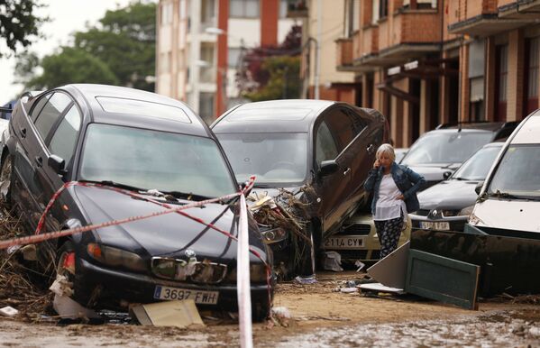 Carros afetados na sequência das chuvas torrenciais e deslizamento de terras em Tafalla (Espanha) 
 - Sputnik Brasil