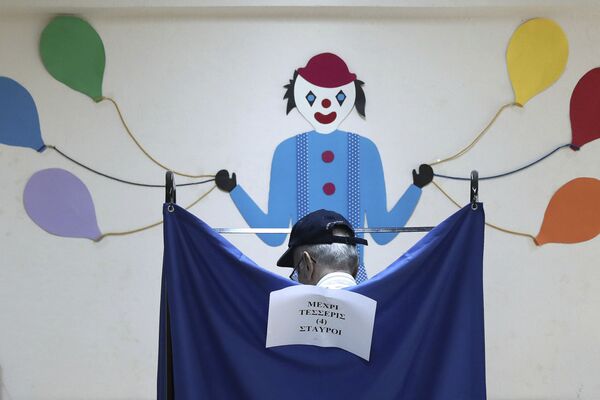 Cabine de voto nas recentes eleições em Atenas (Grécia)  - Sputnik Brasil