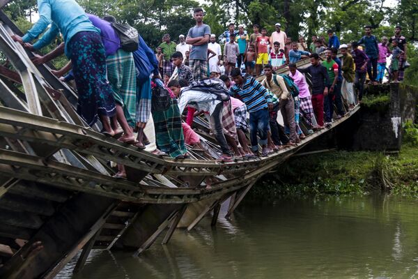 Transeuntes atravessando uma ponte danificada na cidade de Sylhet, Bangladesh - Sputnik Brasil