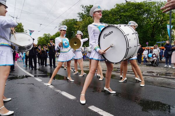 Atuação de percussionistas em Kaliningrado (Rússia) durante as comemorações do dia da cidade - Sputnik Brasil