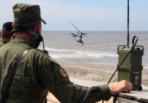 Militares da infantaria naval das forças costeiras da Marinha da Rússia durante exercícios Derby Báltico-2015, na região de Kaliningrado. - Sputnik Brasil