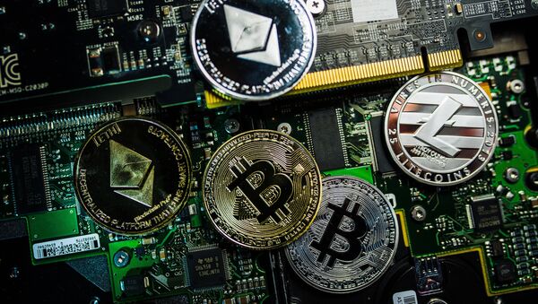 Logótipos de moedas criptográficas de Bitcoin, Litecoin e Ethereum (imagem de arquivo) - Sputnik Brasil