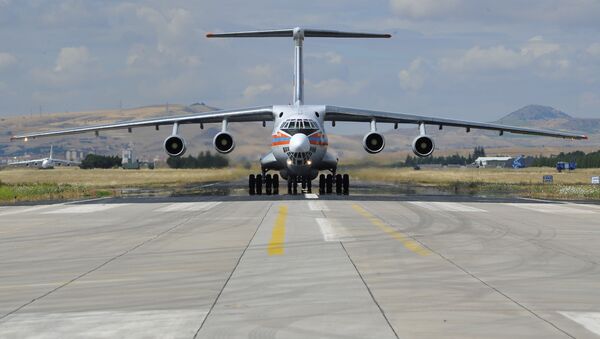 Avião pesado de transporte militar Il-76 com componentes dos sistemas S-400 na base aérea de Murted, na província de Ancara, Turquia - Sputnik Brasil